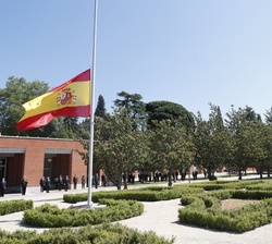 Vista general del minuto de silencio, celebrado en el Palacio de La Zazruela